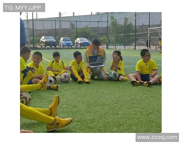 足球场上球星身旁的小孩闪耀瞬间 他们的未来或许比足球更光辉