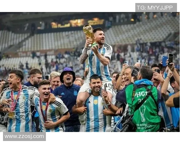 足球四大传奇球星同框合影展现巅峰时刻荣耀精彩瞬间